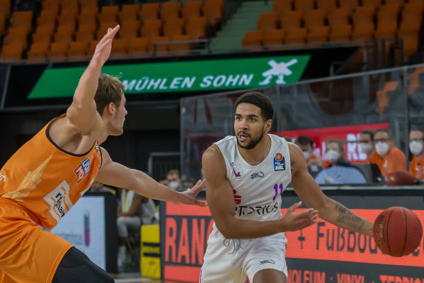 球队围绕其 球队围绕其