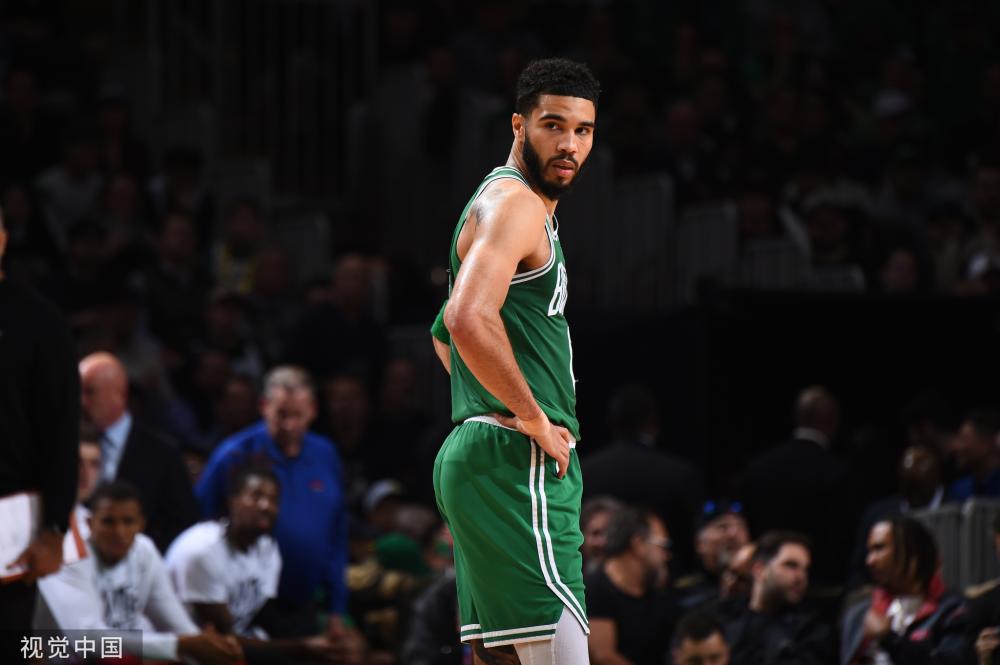 她以坚定的 她以坚定的